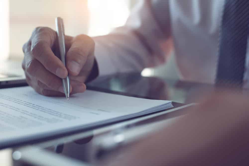 Como funciona o acordo de suspensão ou redução do contrato de trabalho durante a pandemia do Coronavírus? 1 Medida Provisória do Governo Federal estabelece redução ou até mesmo suspensão dos contratos. Saiba o que se aplica ao seu caso e baixe aqui o modelo de acordo individual.