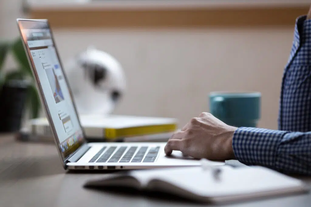 Como saber se uma pessoa responde a processo criminal? 2 laptop 2557586