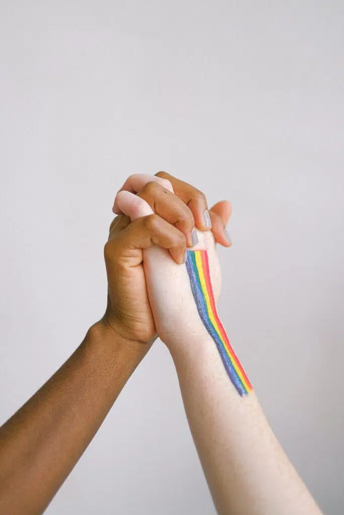 No mês do orgulho LGBTQIAP+, especialistas falam sobre a construção e a revisão de políticas parentais em empresas brasileiras 1 pexels anna shvets 4557389