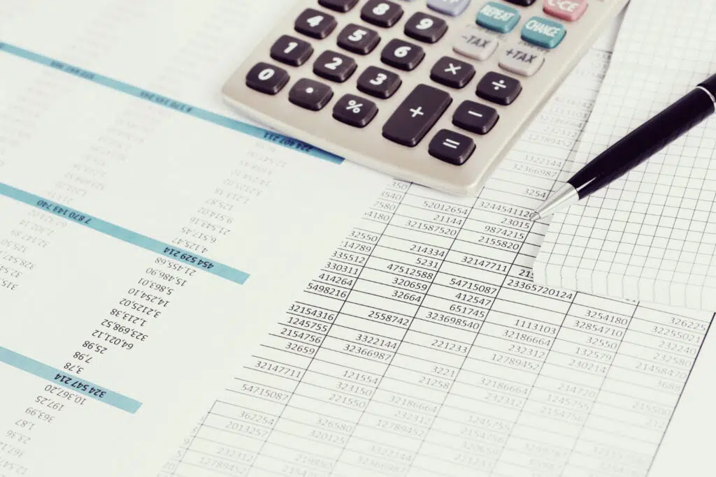 Empresas vão à Justiça contra tributação de benefícios de ICMS 2 office with documents and money accounts