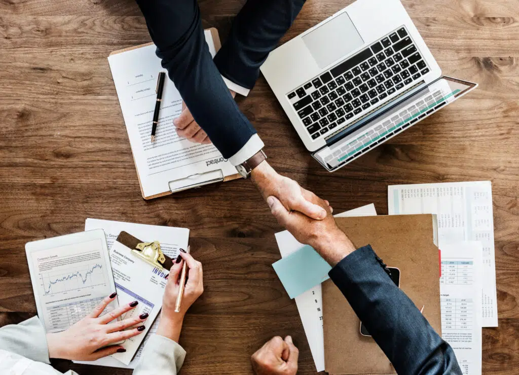 Mediadores evitam 76% dos processos, mas são os únicos que 'pagam para trabalhar' 1 business people shaking hands together 1