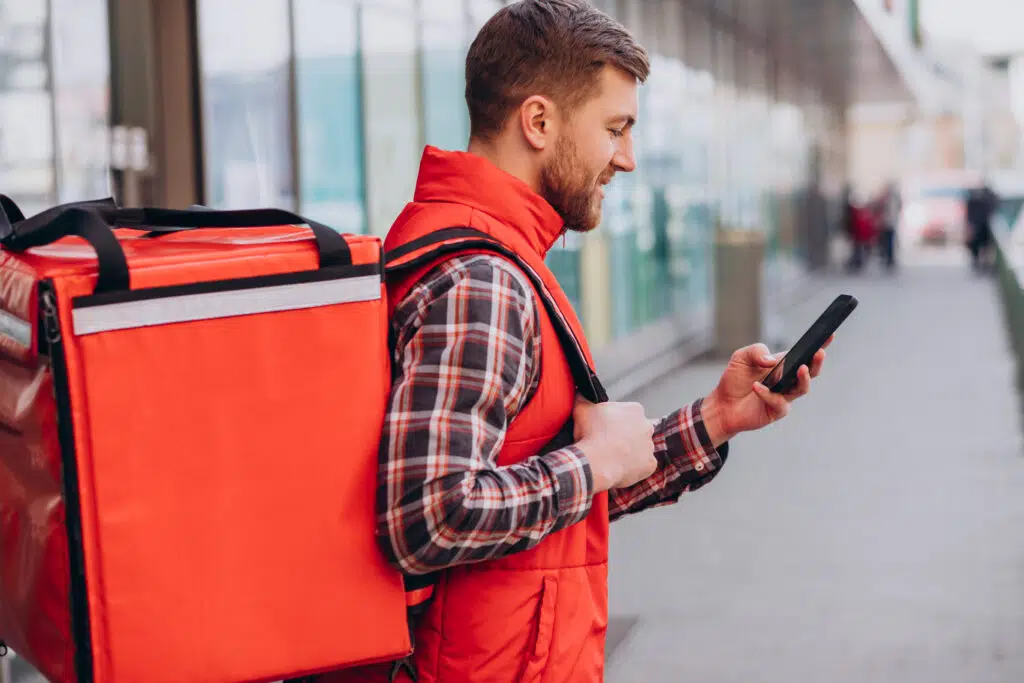 Como formalizar o CNPJ para vender no iFood 1 food delivery man with boxes with food
