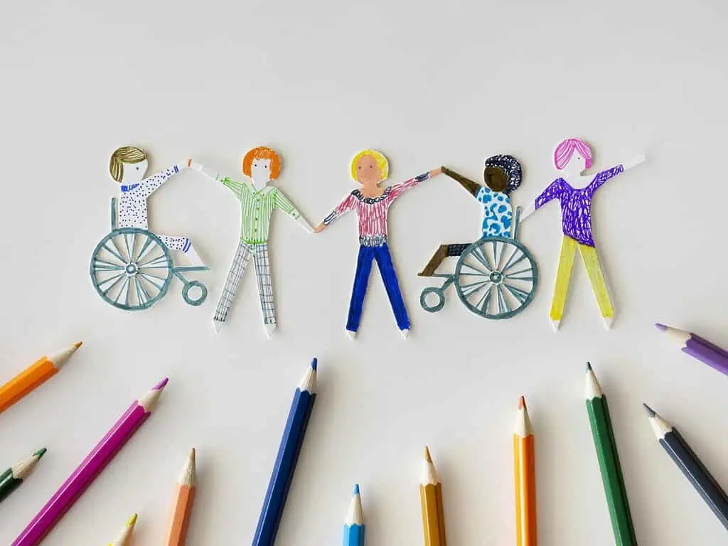 Alunos com deficiência e discriminação no ambiente escolar: entenda como a lei garante os direitos dessas pessoas 1 multi ethnic disabled people community with pencils scaled 1