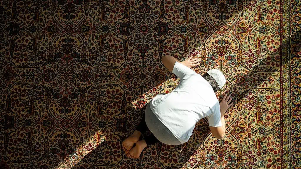 Desconhecimento sobre o Islam é o principal gerador de preconceito contra muçulmanos 1 Muslim child prays inside mosque.2e16d0ba.fill 1200x675 1