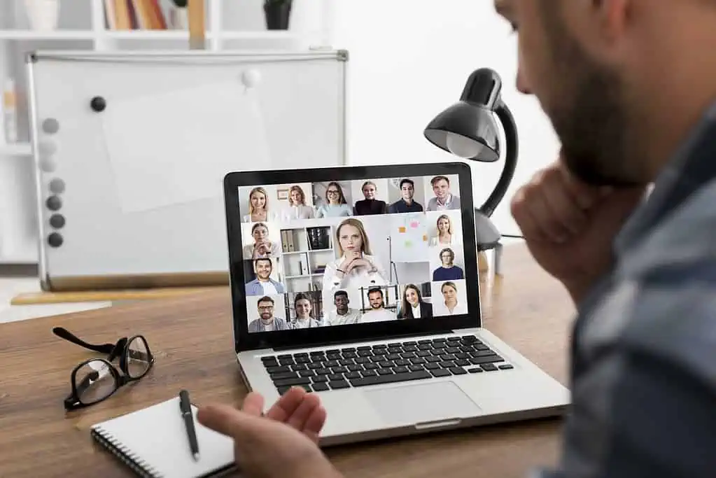 Como funciona uma audiência online? 1 team meeting online conference call on laptop