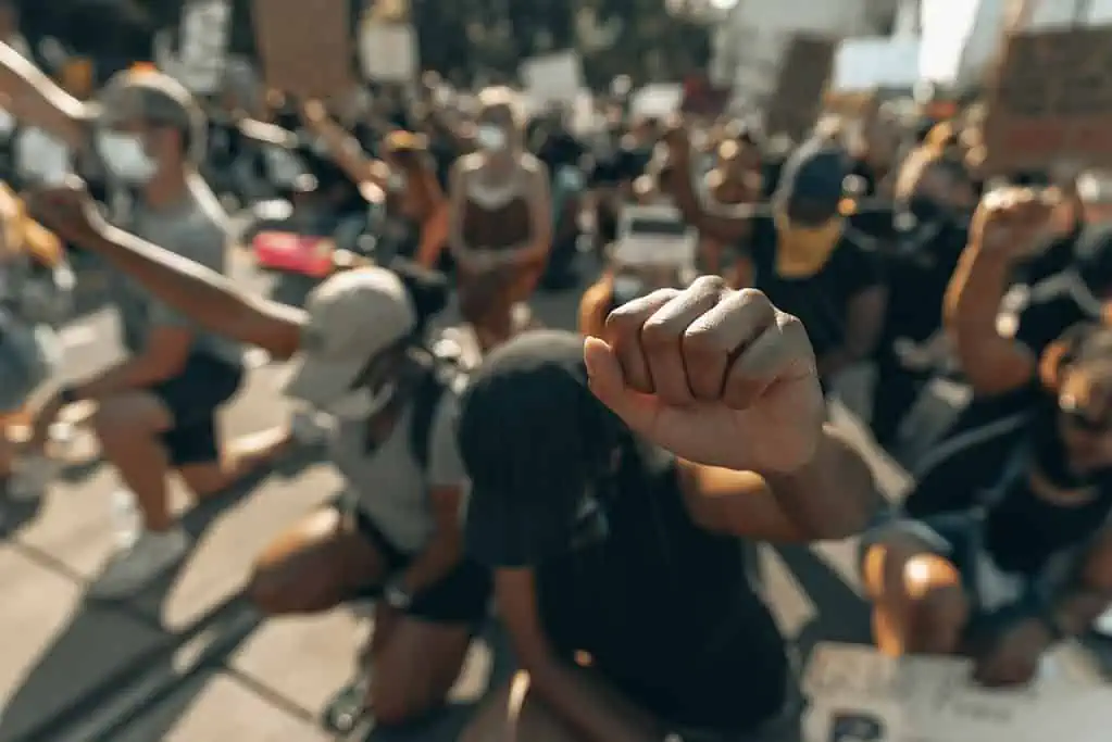Auxiliar mecânico alvo de racismo recreativo deve ser indenizado 1 protesto contra racismo
