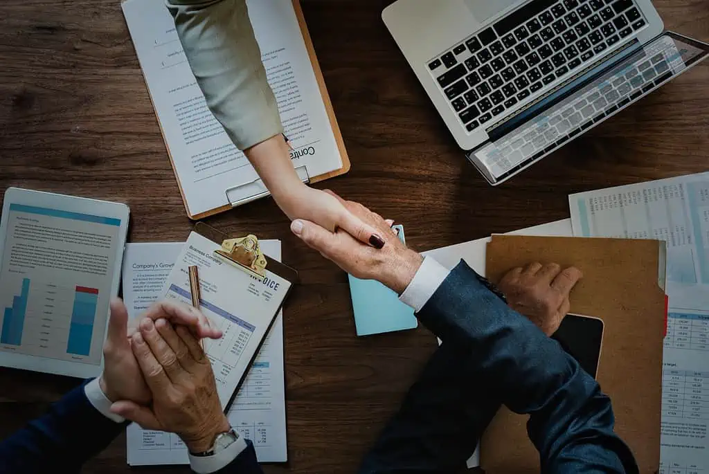 Instituições varejistas e jurídicas se unem para tirar empreendedores fluminenses do vermelho 1 business people shaking hands together