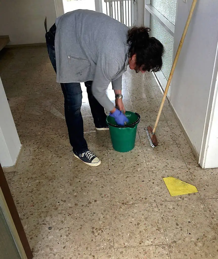 Quais os direitos das empregadas domésticas que dormem no trabalho? 2 cleaning woman gd0518e9c1 1280