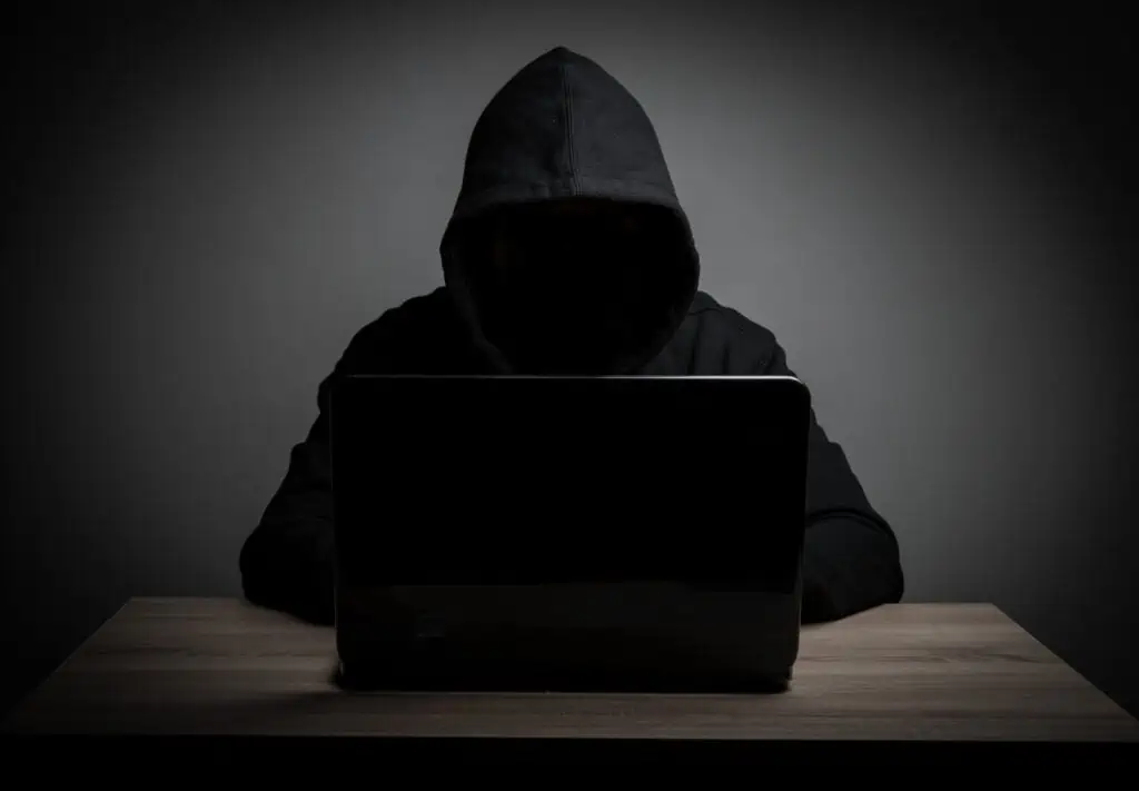 O que fazer se minhas contas nas redes sociais forem hackeadas? 1 firewall de dados em preto branco de notebook