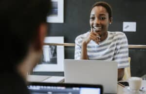 colegas trabalhando em seus laptops no escritorio