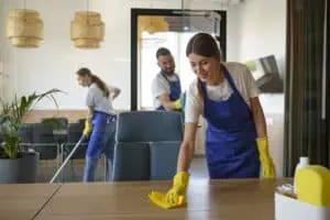 pessoas de servico de limpeza profissional trabalhando juntas em um escritorio