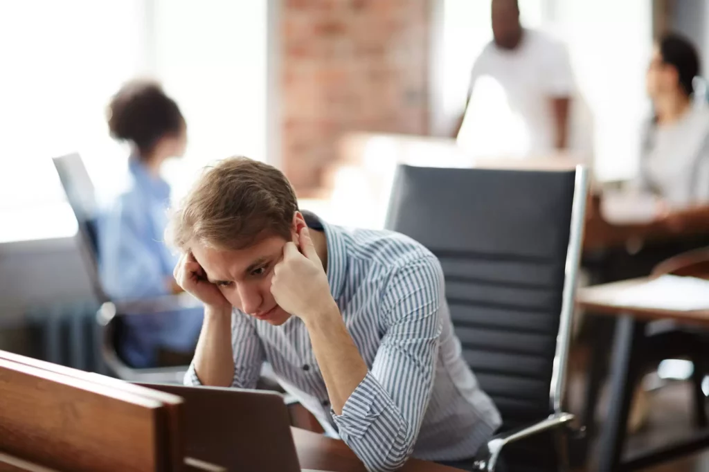 Insatisfação no trabalho: qual o custo para as empresas? 2 businessman tired of work