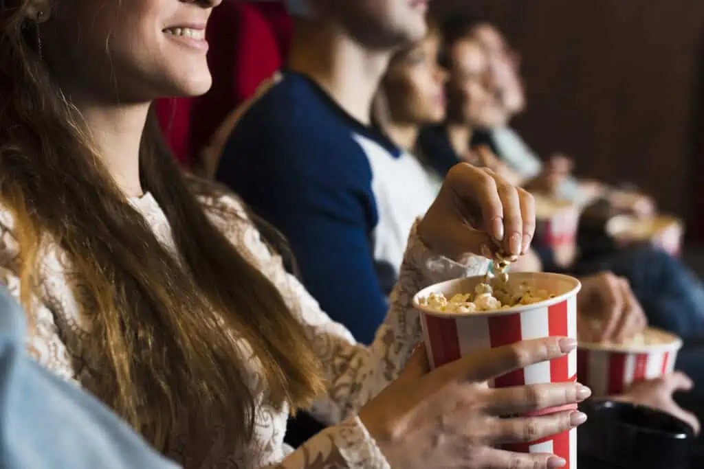 Nova lei reforça permissão do consumidor de entrar em cinemas, teatros, estádios e shows com alimentos comprados em outro local 2 group young people cinema