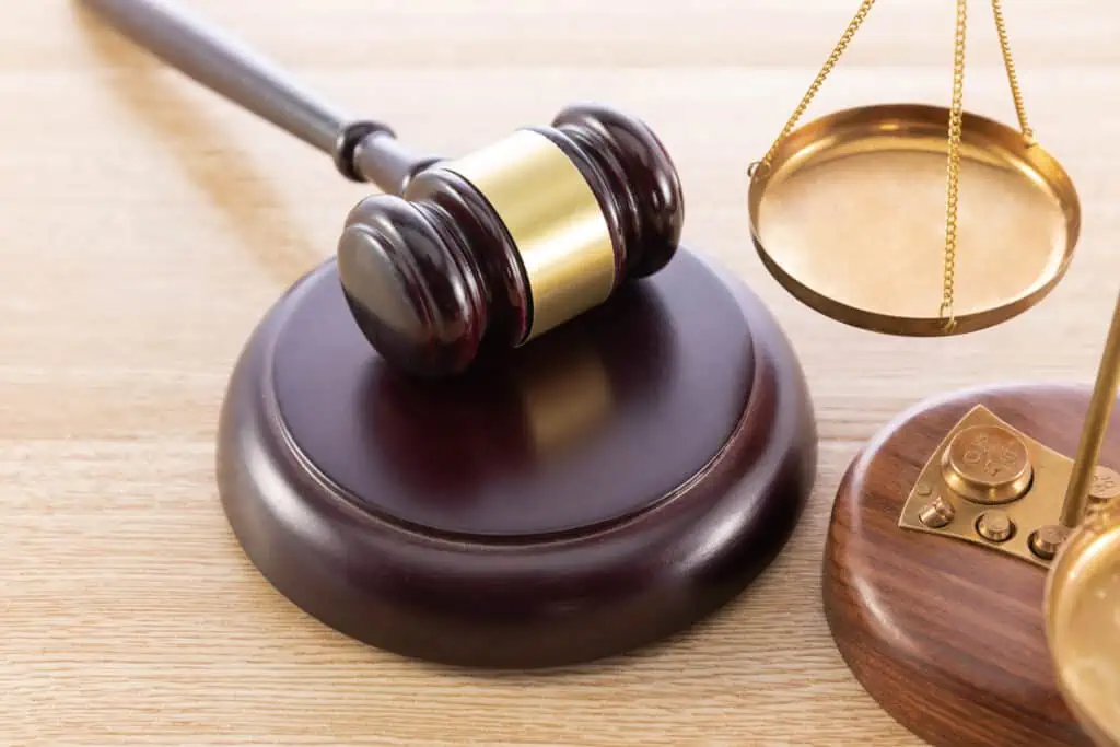 Discriminação em processos judiciais por questões de gênero ainda é uma realidade no Brasil 3 high angle shot gavel scale wooden surface