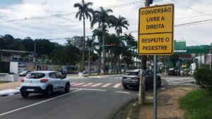 Avançar o sinal vermelho do semáforo: exceção onde houver sinalização de conversão livre à direita 2 Avancar sinal vermelho 1